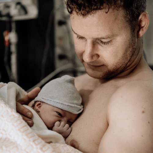 Papa geboortefotografiepagina 1 baby buidelen met vader door geboortefotograaf rotterdam