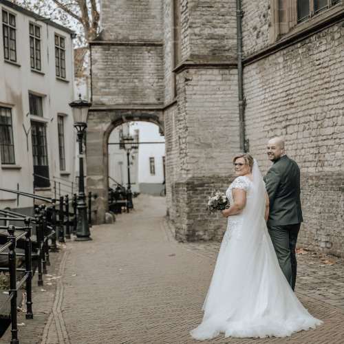 bruid en bruidegom op huwelijksdag door voor altijd fotografie